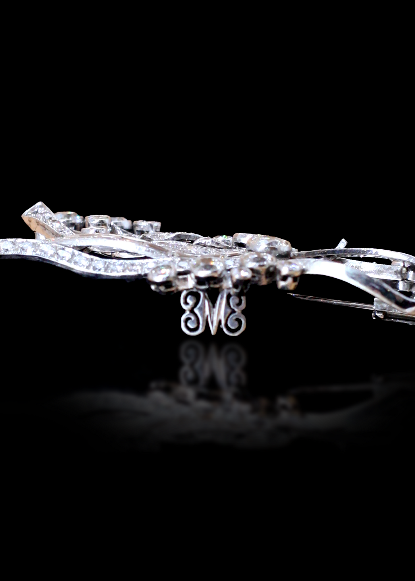 Ladies 18kt White Gold Vintage Ribbon Designed Brooch